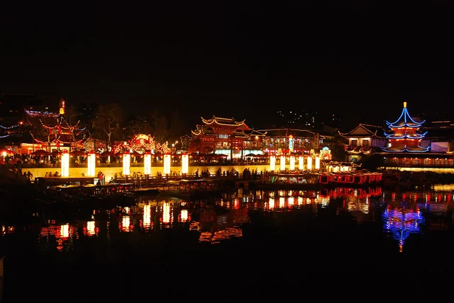 The Confucius Temple and Qinhuai River in Nanjing at night.