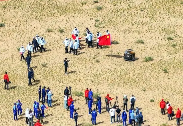 A wide view of the Chang’e-6 recovery operation on the grassland.