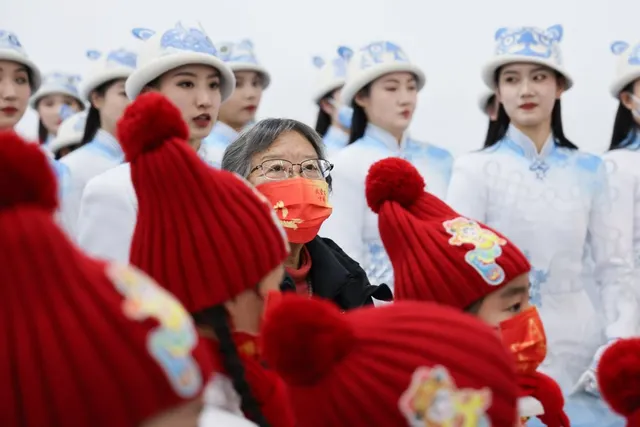 Deng Xiaolan with children before an Olympic rehearsal, 15 January 2022.