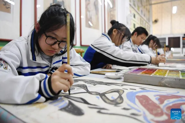 Students try drawing a Dunhuang mural, 26 April 2023.