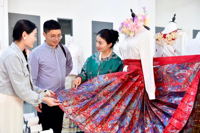 Introducing a mamianqun skirt to visitors in Caoxian, 10 April 2025.