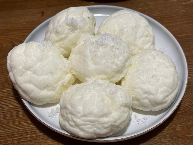 An example of deep-fried egg-white-coated red bean dessert, named xue mian dousha in the source; the source does not specify the restaurant city.