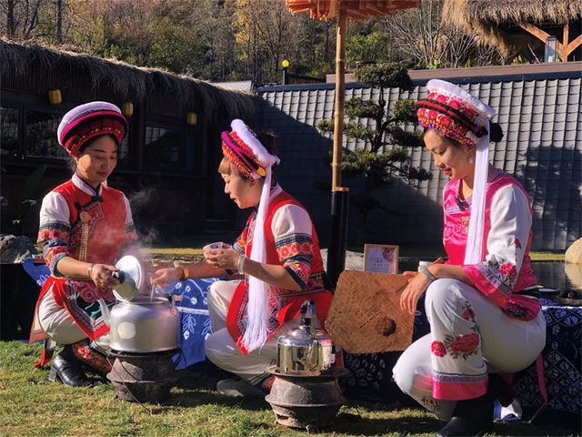 A demonstration of Bai three-course tea in Dali.