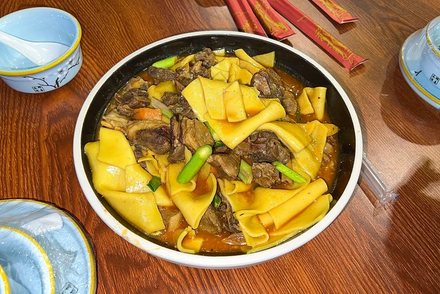 Huyang menbing with mutton and dough sheets, photographed in Dunhuang in 2023.