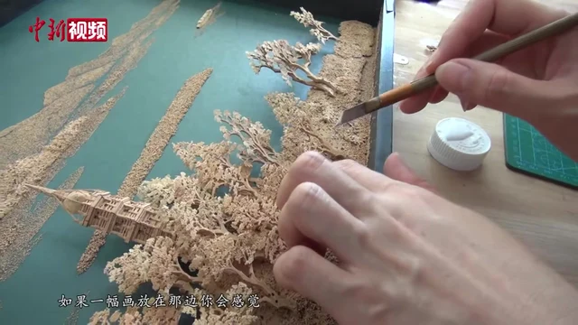 Cork-picture assembly in a 2020 China News Service documentary about Fuzhou craftswoman Guo Li; exact frame at 01:00, with original source watermark and subtitles retained.