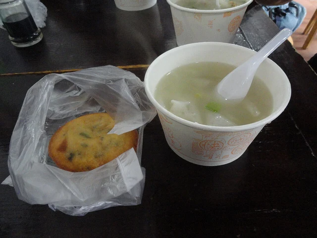 Dingbianhu at a shop in Fuzhou’s Sanfang Qixiang; a historical food photograph.