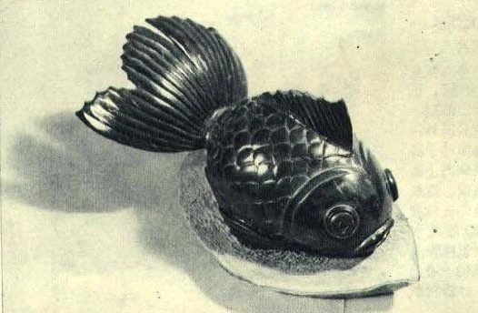 A March 1962 historical press photograph of a fish-shaped Hainan coconut carving.