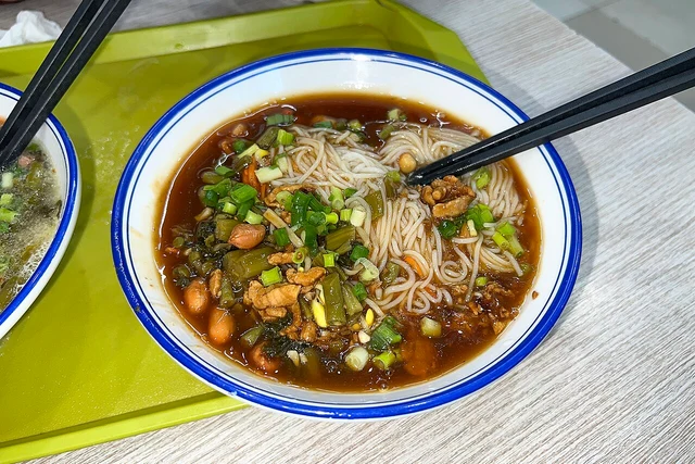 Hainanfen at a restaurant in Sanya, photographed in March 2023; a Hainan regional dish illustration, not a Haikou shop photograph.