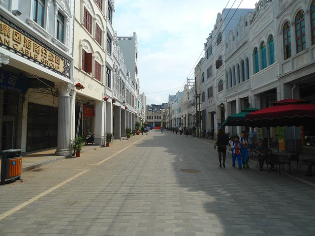 A historical photograph of Zhongshan Road after restoration in Haikou; an architectural reading example, not a grey-stucco making demonstration.