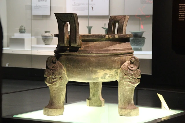 The Zhuke ding displayed at Anhui Museum in 2012; not a claim about today’s gallery location.