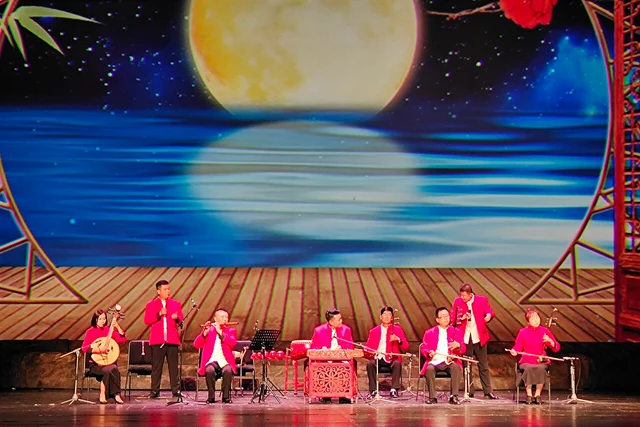 A photograph of an Erentai instrumental tune, Xi Jiang Yue; the source does not specify the venue or date.