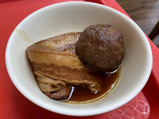 A serving of Jinan bazirou and meatballs at a Chao Yi Xing restaurant; one shop preparation.