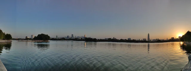 Daming Lake in Jinan at sunset, photographed in October 2020; a historical city-lake panorama.