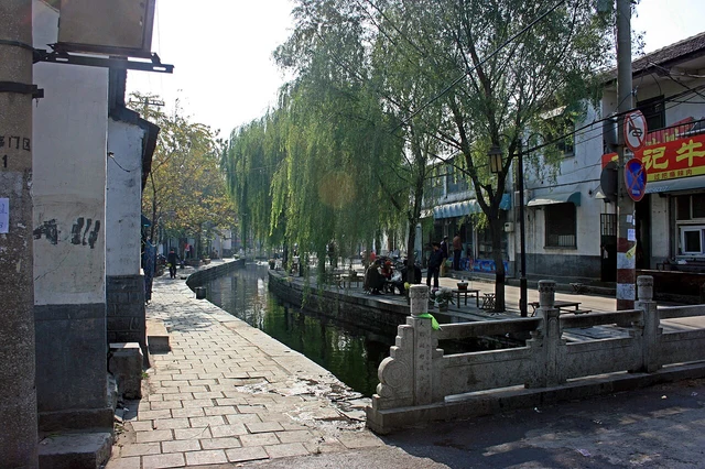 Qushuiting Street in Jinan, photographed in November 2008.