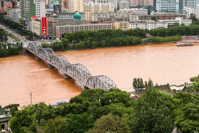 Zhongshan Bridge across the Yellow River in Lanzhou.