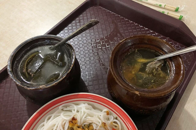 Small-crock soup photographed in Nanchang in June 2019; verify actual ingredients and current prices.