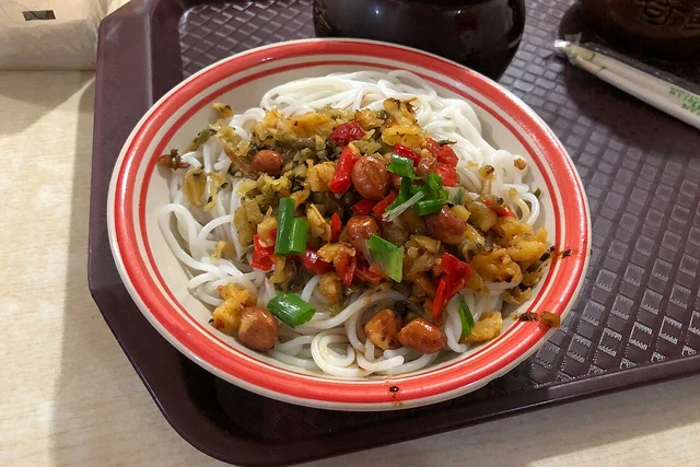 Mixed rice noodles photographed in Nanchang in June 2019; historical caption prices are not current menu prices.