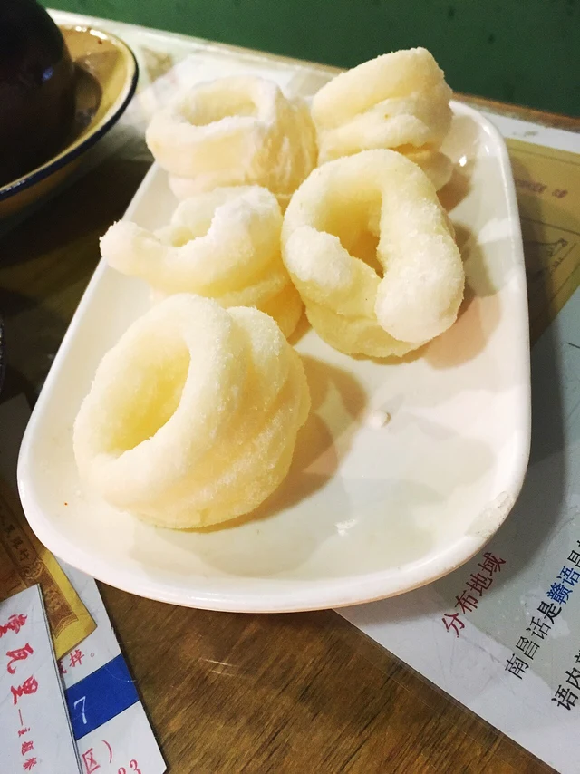 Jiangxi fried sugar-cake coils coated with powder; the source does not specify the venue, and this is not a current Nanchang restaurant photograph.