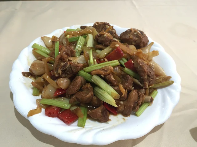 Guangxi lemon duck photographed in the dining car of train Z5 on 23 March 2016; a historic serving, not a current restaurant or menu claim.