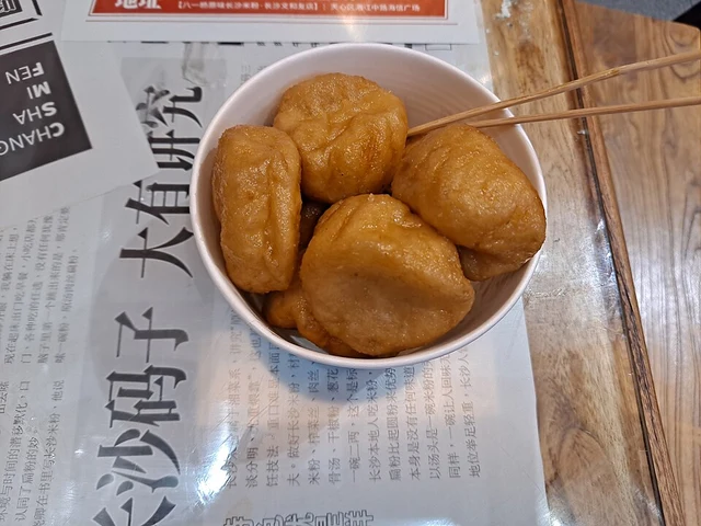Golden sugar-oil dough balls in a paper bowl in Changsha.