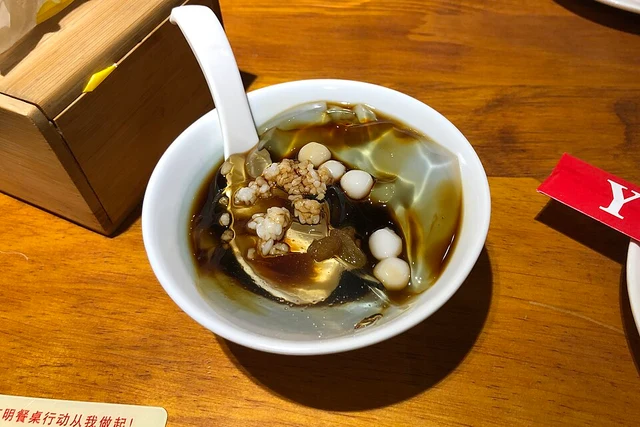 Bingfen jelly with syrup and small toppings served at Beijing Yibin Hostel in 2021.
