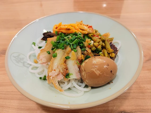 Guilin-style rice noodles with an egg, meat and vegetables at Guifen Youji on Kongming West Road.