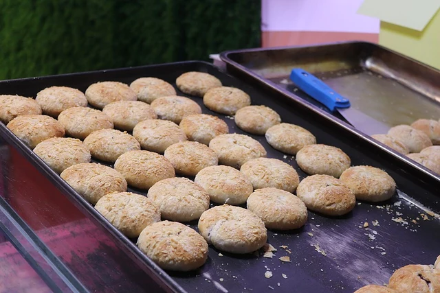 Rose flower cakes on trays at a shop in Dali Old Town in July 2023.