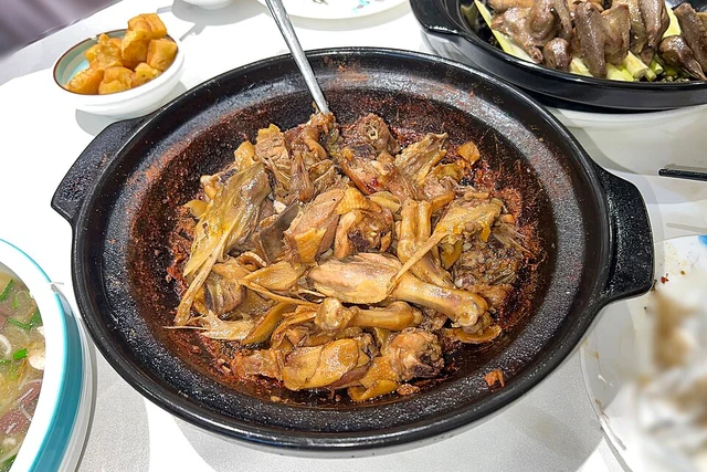 Quanzhou-style ginger duck in a casserole at Yipin Xiangqing Restaurant in Beijing in 2024.