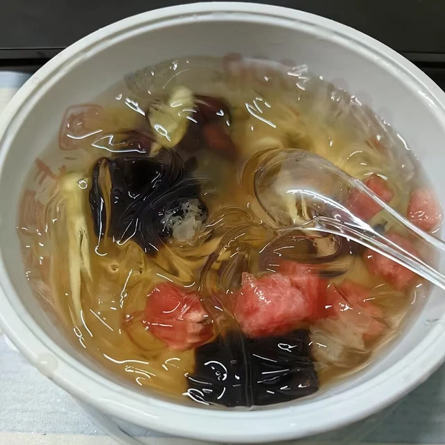 A bowl of sweet siguotang with fruit, jelly and other ingredients in Quanzhou.