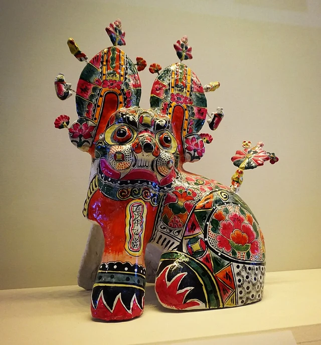 A brightly painted Fengxiang clay seated tiger made by Hu Shen, in the National Museum of China.