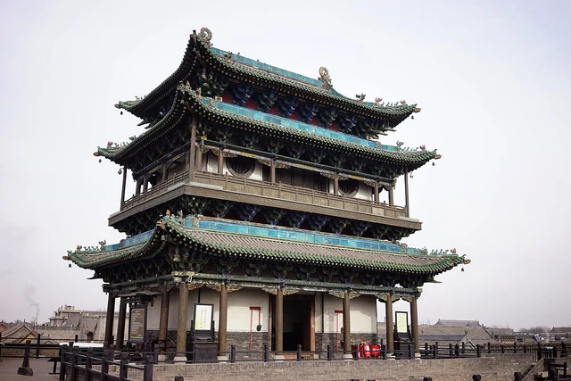 A building and walkway on Pingyao’s city wall, photographed in January 2015.