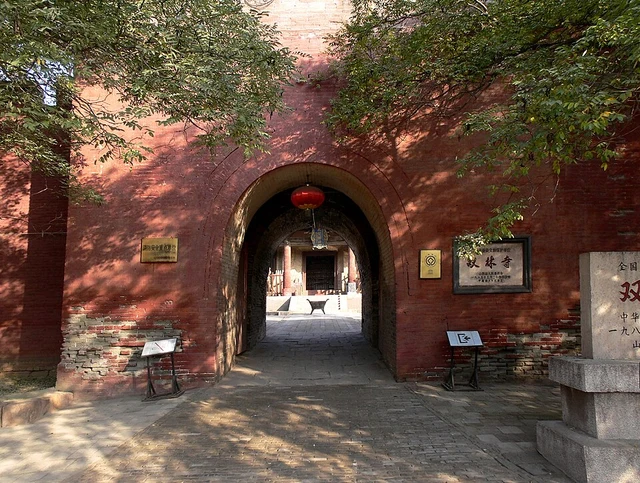 A red-walled entrance at Shuanglin Temple near Pingyao.