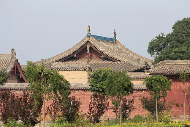 A side view of Wanfo Hall at Zhenguo Temple, photographed in August 2013.