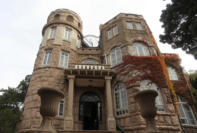 The exterior of Huashi Lou in Qingdao’s Badaguan district.