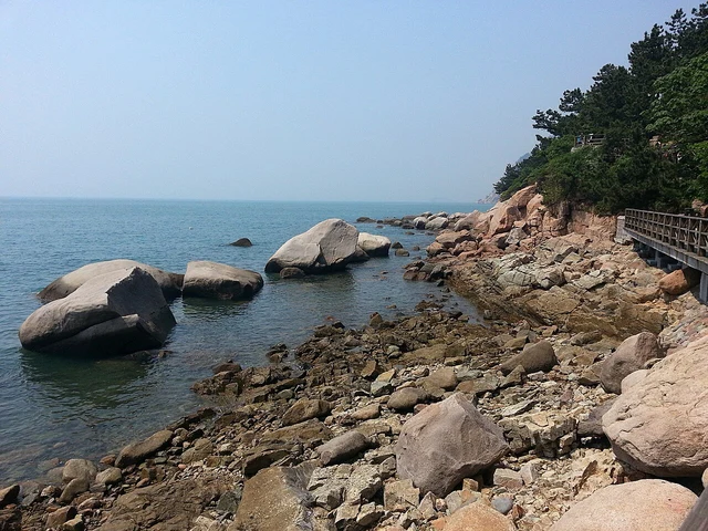 The rocky coast at the foot of Laoshan near Taiqing Palace.