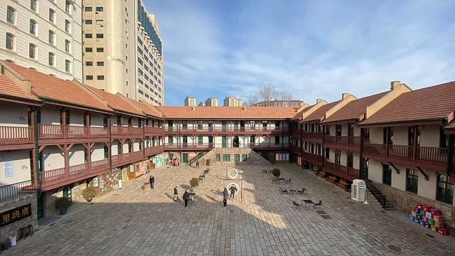 The inner courtyard of Guangxingli, Qingdao, photographed in February 2022.