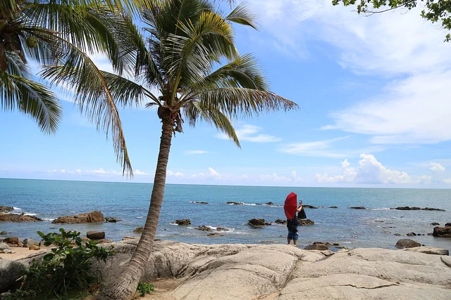 A historical rocky coastal view in Sanya’s Daxiao Dongtian scenic area.