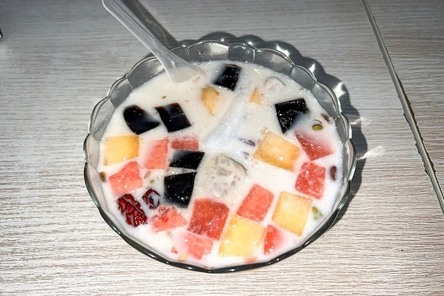 Coconut-milk qingbuliang at a Sanya restaurant, photographed in March 2023.