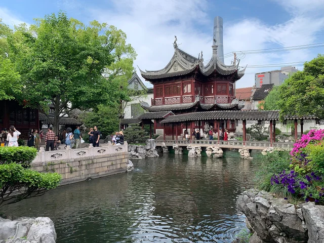 Garden architecture and landscape within Shanghai’s Yu Garden.
