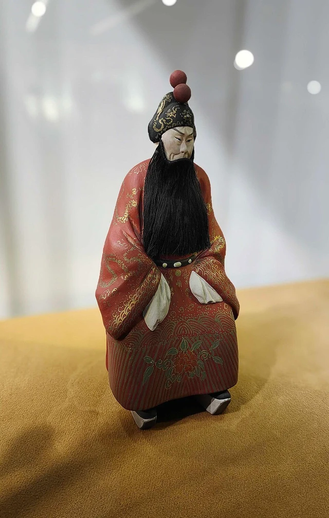 A clay portrait of opera performer Yu Sansheng displayed at Tianjin University; the source identifies it as a first-generation Clay Figure Zhang work.