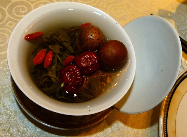 A Lanzhou sanpaotai covered-bowl tea example, not a Yinchuan venue photograph or a universal eight-ingredient recipe.