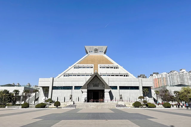 The main building of Henan Museum in Zhengzhou, photographed in February 2021.