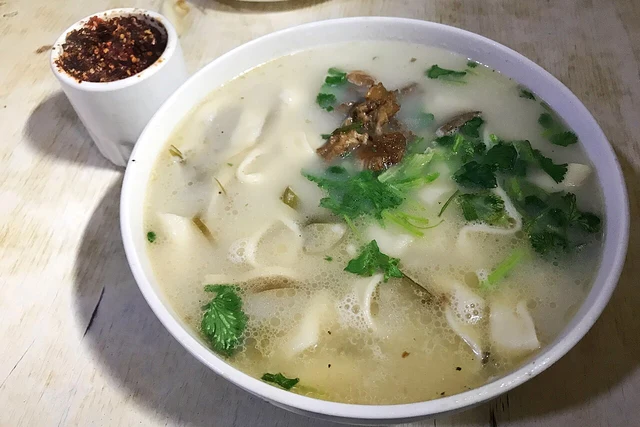 A bowl of huimian at a Zhengzhou restaurant, photographed in March 2019; one serving rather than a fixed recipe.