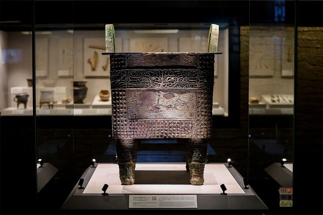 Duling Fangding No. 2 from Henan Museum’s collection, photographed in May 2026; distinct from the larger No. 1 in the National Museum.
