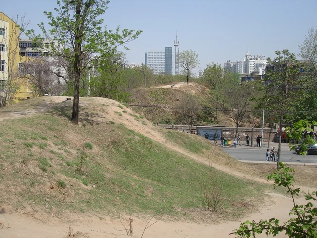 A historical photograph of Shang-city wall remains in Zhengzhou.