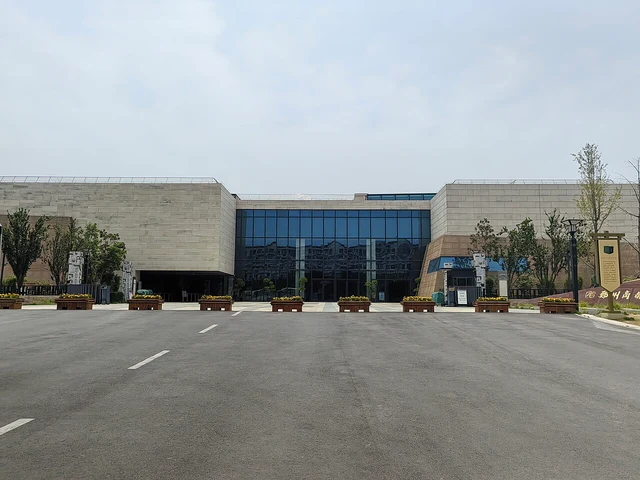The Zhengzhou Shang Capital Site Museum, photographed in May 2025; distinct from Zhengzhou Museum and Inner Mongolia’s Yuan Shangdu collection.