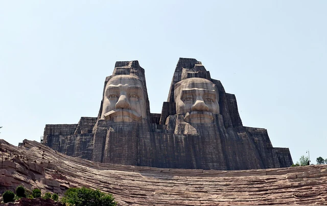 The modern Yan and Huang sculpture in Zhengzhou’s Yellow River scenic area; a historical park photograph.