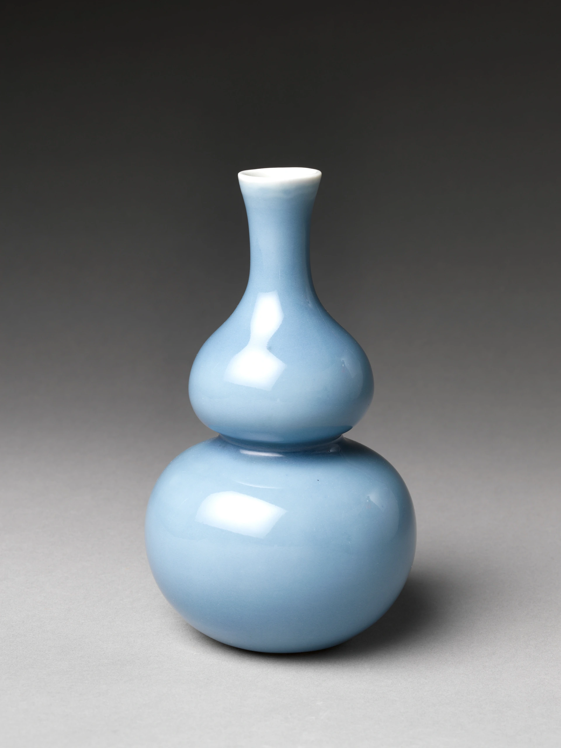 Pale blue gourd-shaped porcelain bottle made in Jingdezhen, early eighteenth century. The Met, 14.40.27.