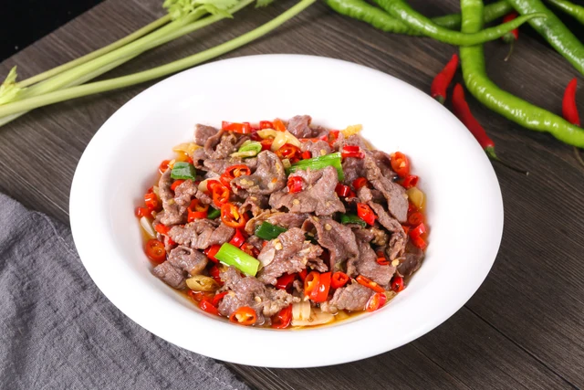 Sliced beef stir-fried with red chillies and scallions, shown in Congchu's official Hunan-cuisine product photograph.
