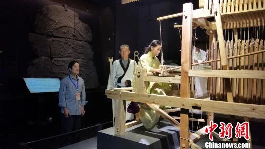 A brocade-weaving demonstration on a reconstructed Han jacquard loom at Chengdu Museum in 2016.